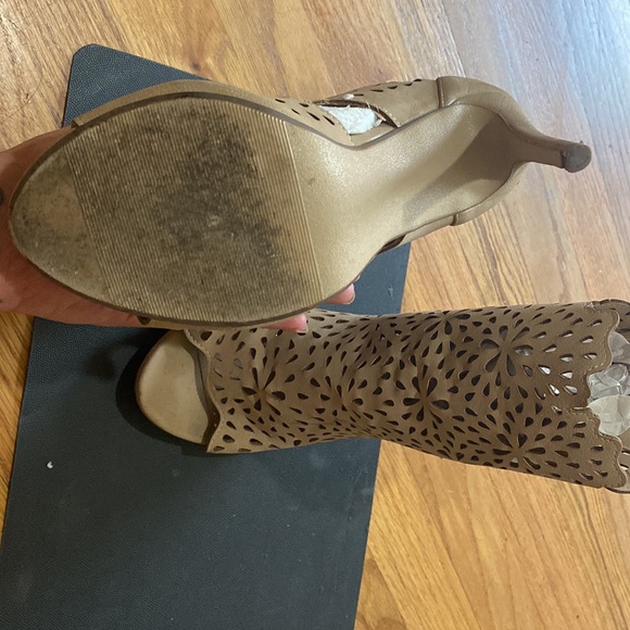 Cream color , open toe size 10 heels . Worn 10 times by my sibling . - Picture 3 of 3